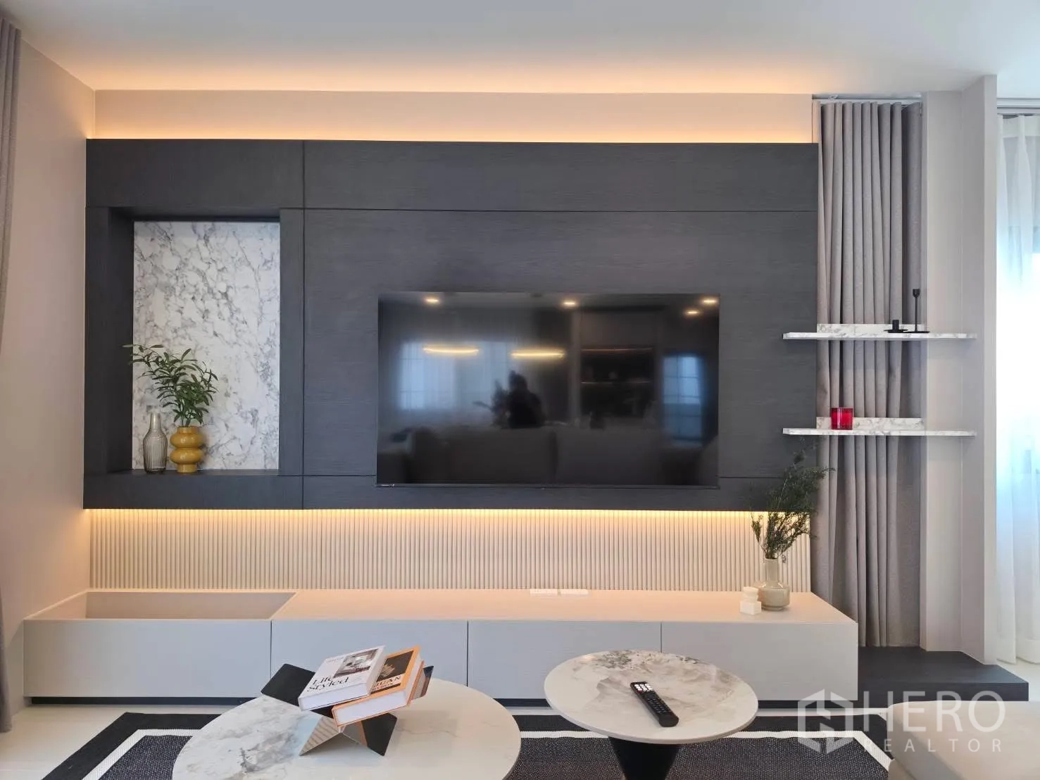 独栋房屋 for rent in Bang Phli, Samut Prakan - 客厅正面视角，大理石点缀与层板