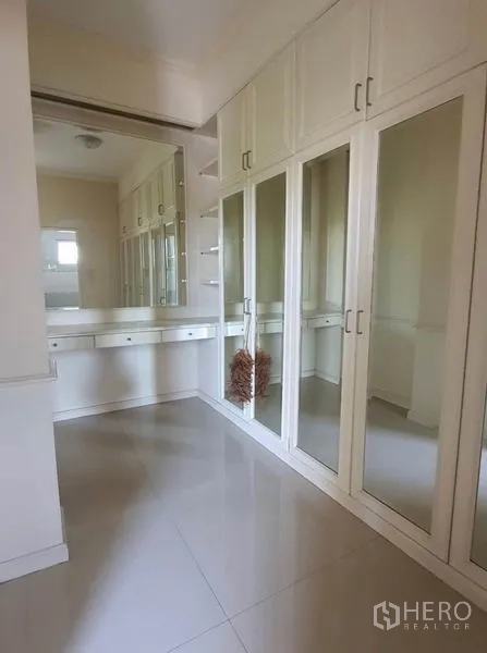 ทาวน์เฮาส์ ให้เช่าในHuai Khwang, Bangkok - ห้องแต่งตัวพร้อมตู้เสื้อผ้าบานกระจกและโต๊ะเครื่องแป้งยาว