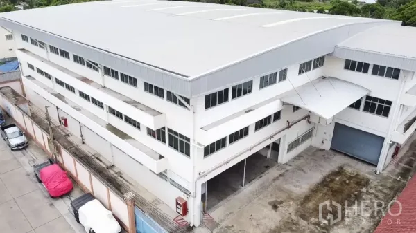 工厂 出租在Khlong Toei, Bangkok - 多层工厂鸟瞰图，金属屋顶与装卸院落。