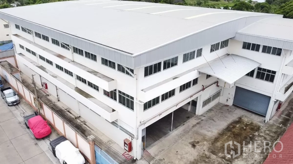 工厂 出租在Khlong Toei, Bangkok - 多层工厂鸟瞰图，金属屋顶与装卸院落。