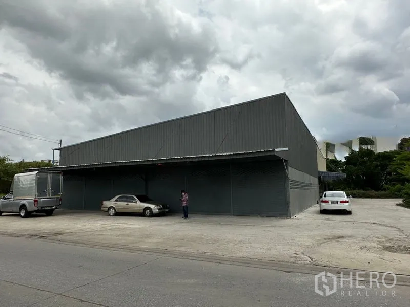 คลังสินค้า ให้เช่าในThanyaburi, Pathum Thani - ด้านหน้าโกดังผนังเมทัลชีท ลานคอนกรีตกว้าง ติดถนน พร้อมประตูม้วน