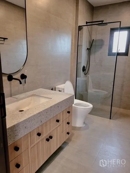 บ้าน ให้เช่าในKhlong Toei, Bangkok - ห้องน้ำแขกพร้อมอ่างล้างหน้าเดี่ยว ตู้ Shower กระจก และโทนสีเรียบ