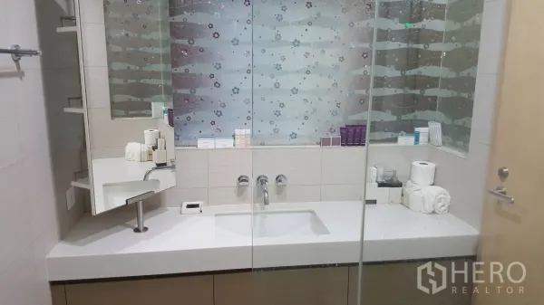 คอนโด ให้เช่าในKhlong Toei, Bangkok - เคาน์เตอร์อ่างล้างหน้ากว้าง กระจกบานใหญ่ และชั้นเก็บของในห้องน้ำ