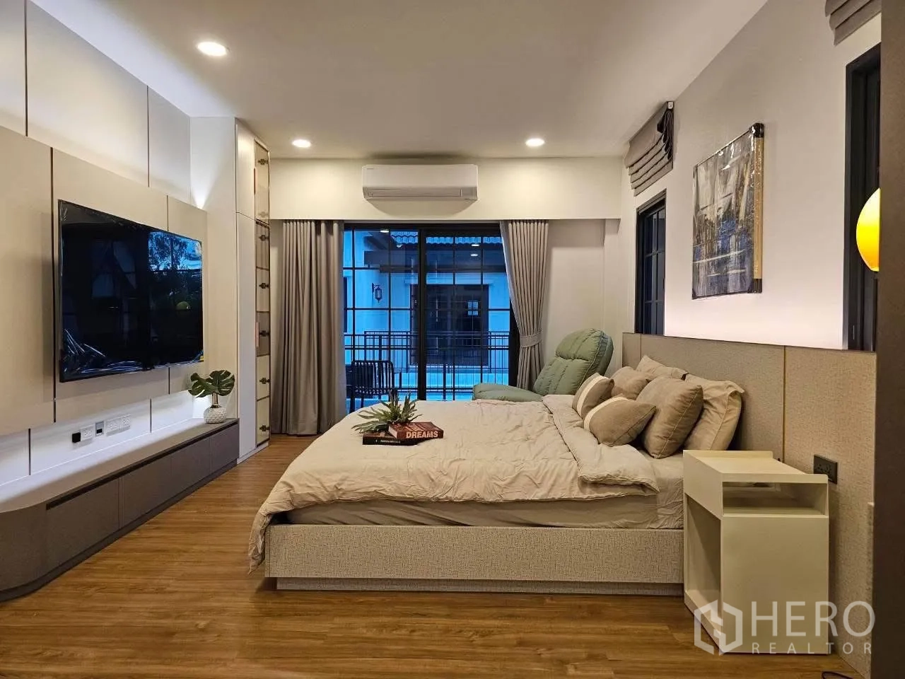 独栋房屋 for rent or sale in Bang Phli, Samut Prakan - 卧室配壁挂电视、窗帘与推拉玻璃门。