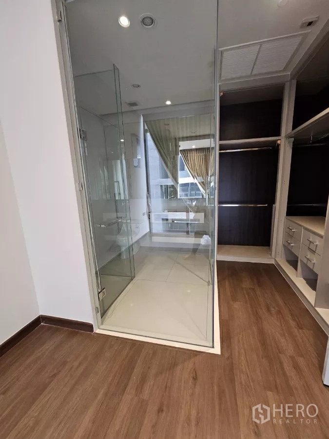 คอนโด ให้เช่าในWatthana, Bangkok - มุมใกล้ห้องน้ำกระจกและตู้เสื้อผ้าบิวท์อินในห้องมาสเตอร์