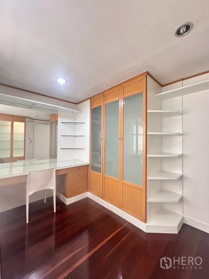 Detached House for rent in Suan Luang, Bangkok - Bright corner room with several windows and dark wood floors.