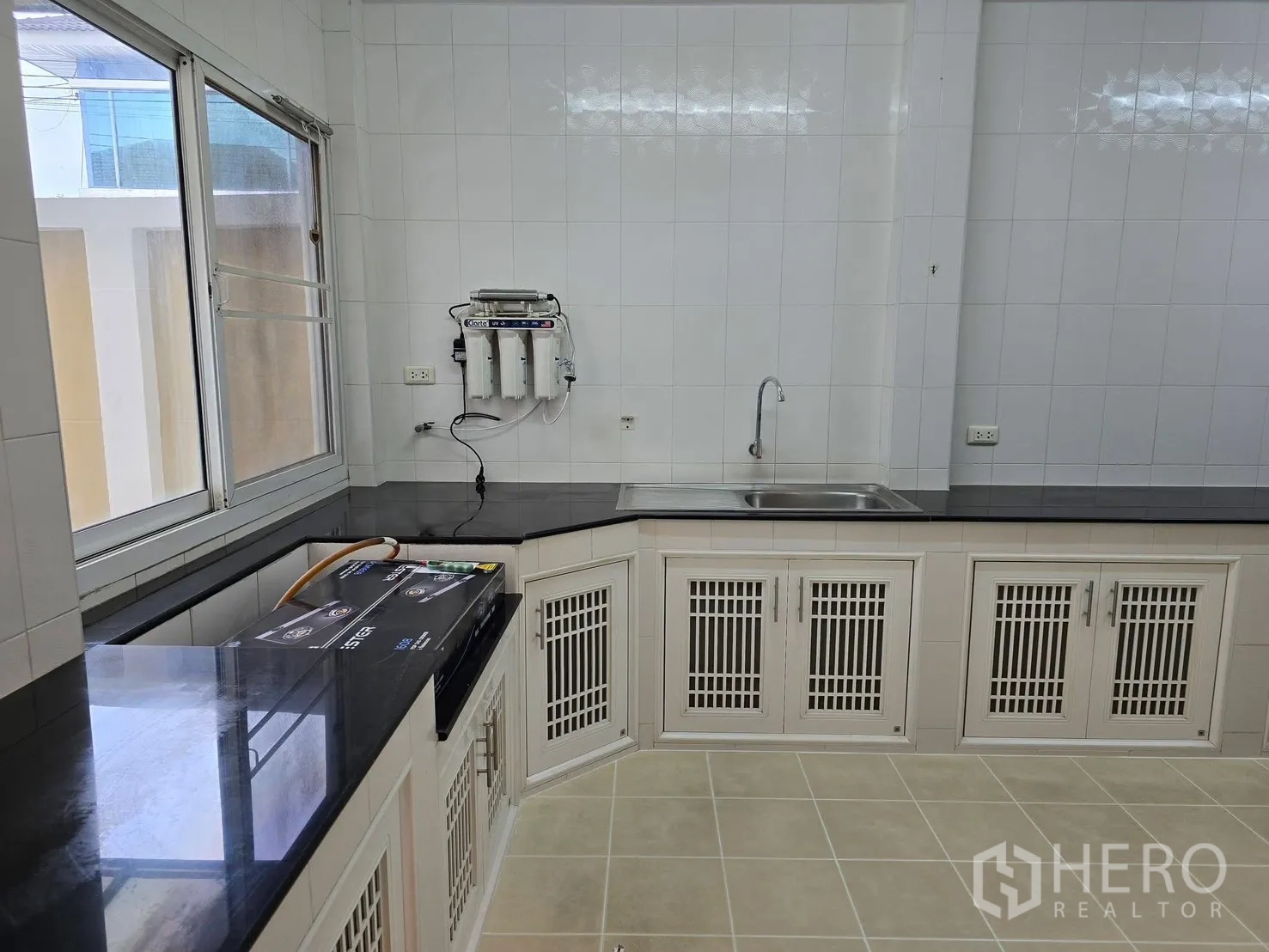 独栋房屋 for rent in Bang Phli, Samut Prakan - L形厨房，带水槽、净水器和大窗户。