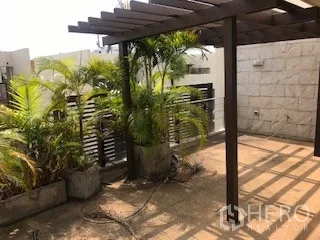 ทาวน์เฮาส์ ให้เช่าหรือขายในYan Nawa, Bangkok - ชานดาดฟ้ารับแดด พร้อมระแนงและต้นไม้ทรอปิคอล