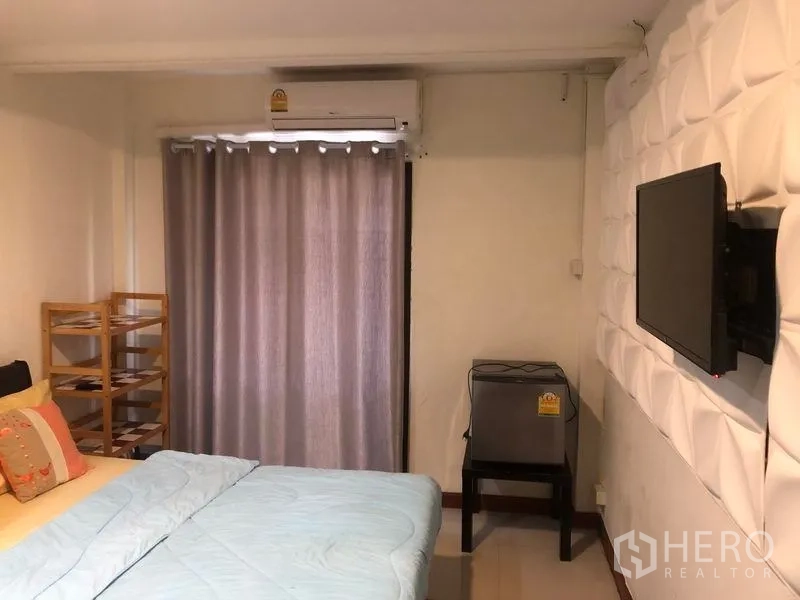 พื้นที่ขายปลีก ให้เช่าในKhlong Toei, Bangkok - ห้องนอนมีเตียง ทีวีติดผนัง แอร์ และผ้าม่านทึบแสง