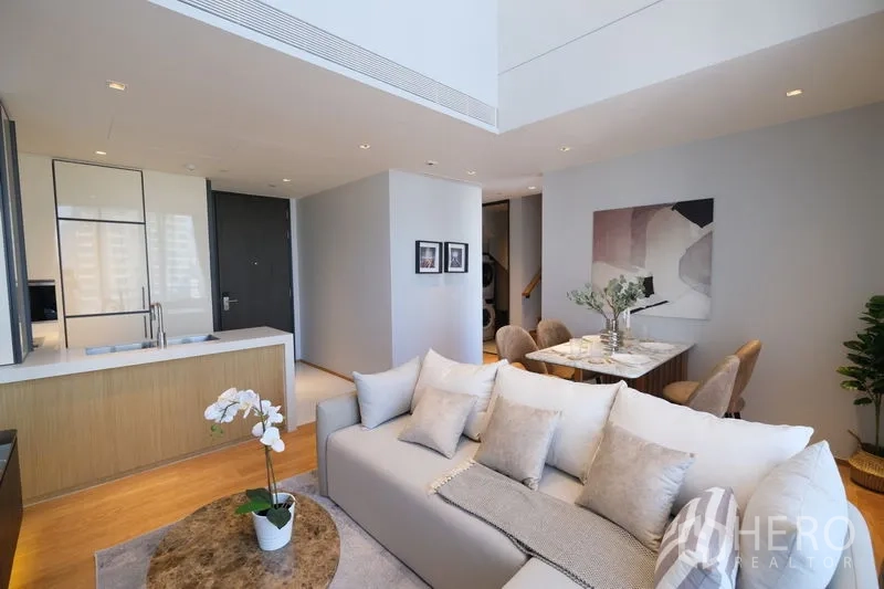 公寓 出租 - 开放式厨房连接餐厅与客厅，设岛台，现代中性色调。