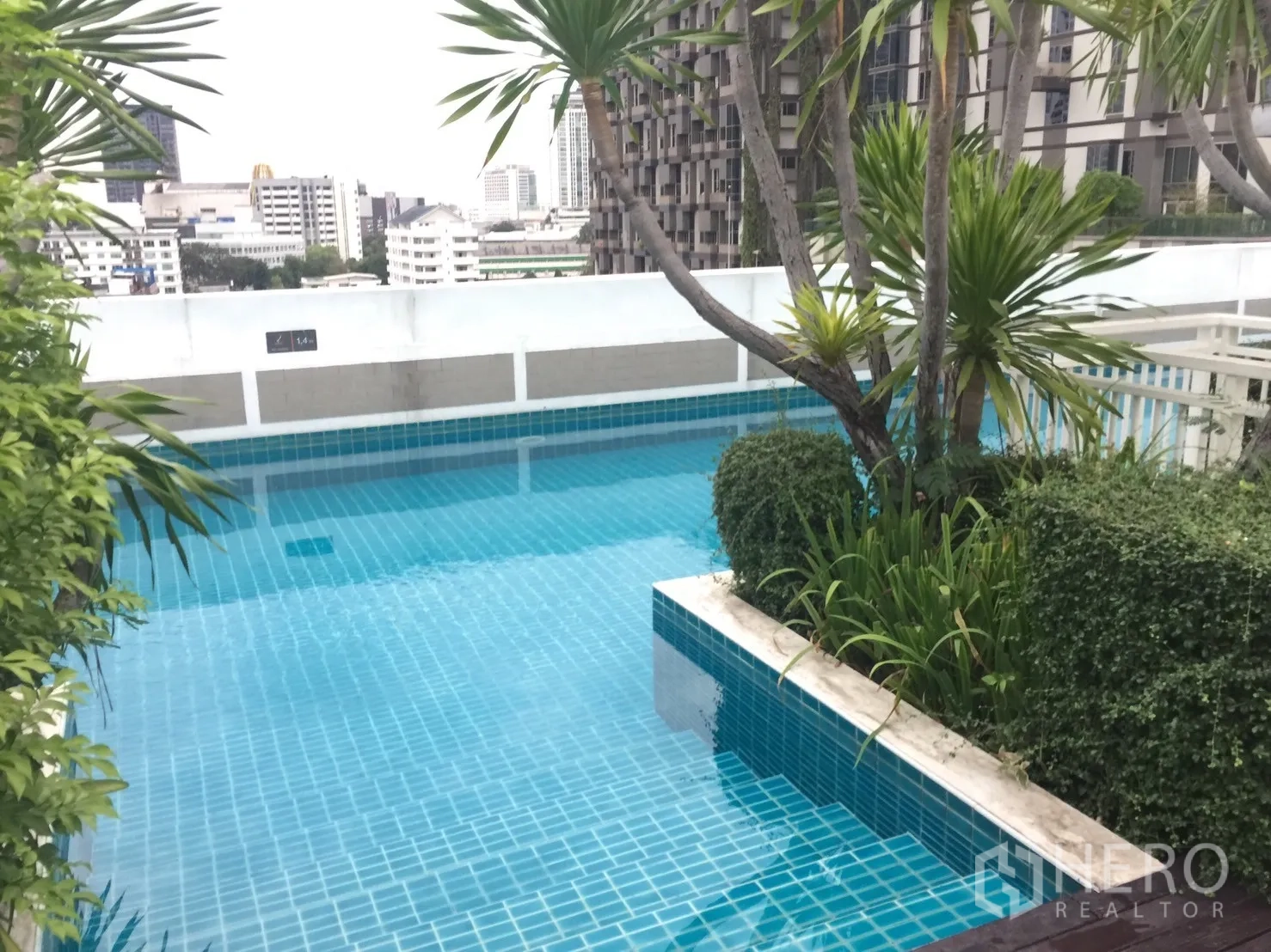 คอนโด ให้เช่าในKhlong Toei, Bangkok - สระว่ายน้ำดาดฟ้าพร้อมต้นไม้เขตร้อนและวิวเมือง