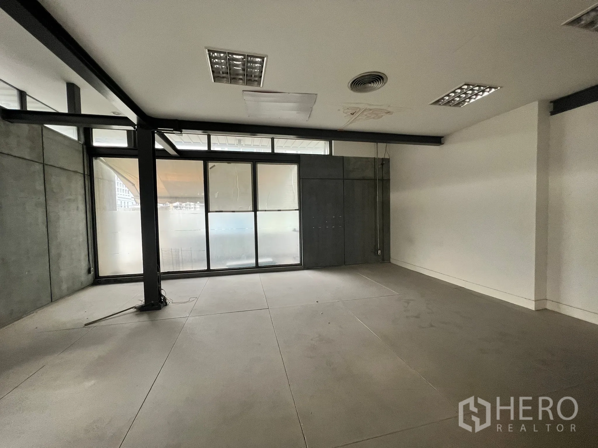 零售空间 出租在Watthana, Bangkok - 开放展厅，磨砂玻璃窗、天花通风口与充足的地面空间