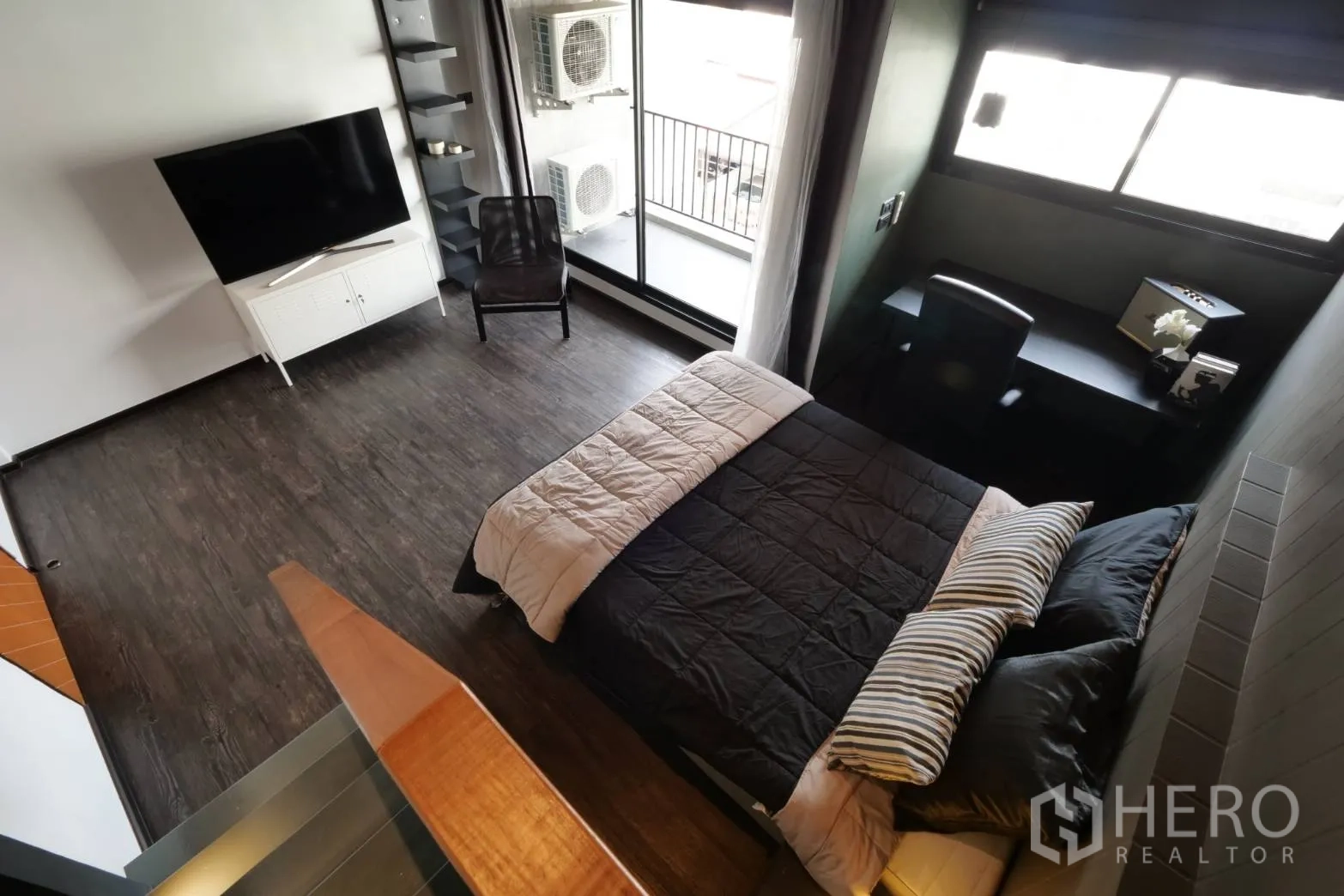 Townhouse for rent in Khlong Toei, Bangkok - Aerial view of bedroom with TV console, balcony door and study desk.