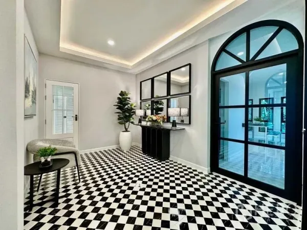 Detached House for rent in Bang Phli, Samut Prakan - Elegant foyer with black-and-white checkered floor, arched glass door and console with mirrors.