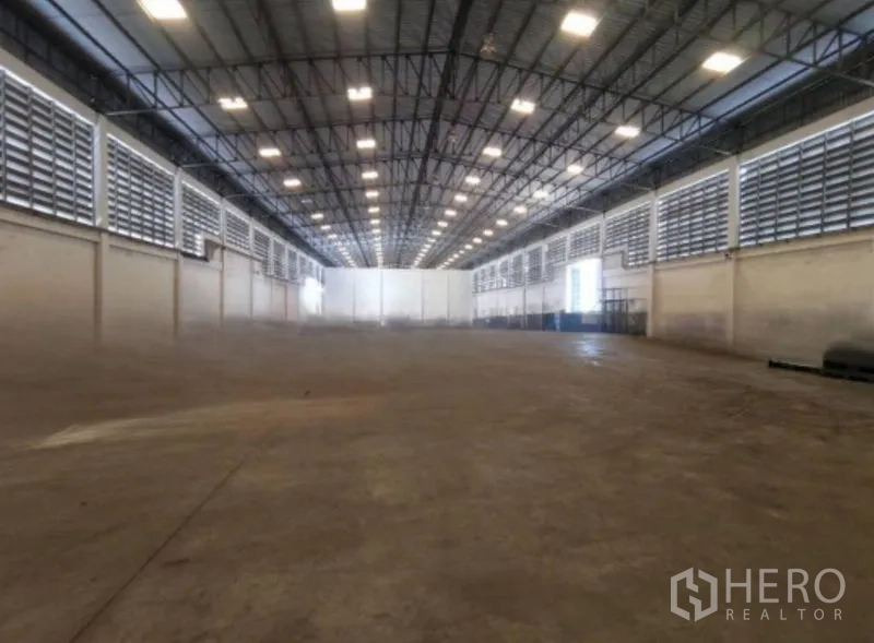คลังสินค้า ให้เช่าในBang Phli, Samut Prakan - ภายในโกดังพื้นที่กว้าง เพดานสูง โครงหลังคาเหล็ก มีช่องระบายอากาศ