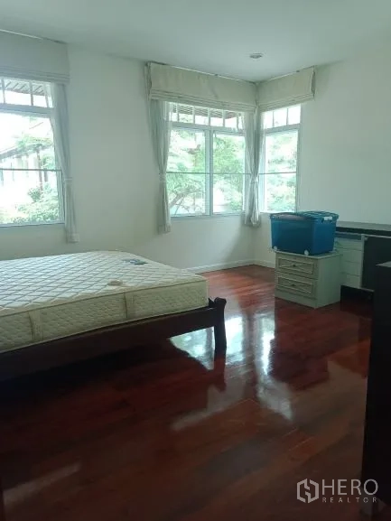 บ้าน ให้เช่าในBang Rak, Bangkok - ห้องนอนสว่าง มุมหน้าต่างใหญ่ พื้นไม้ขัดเงา