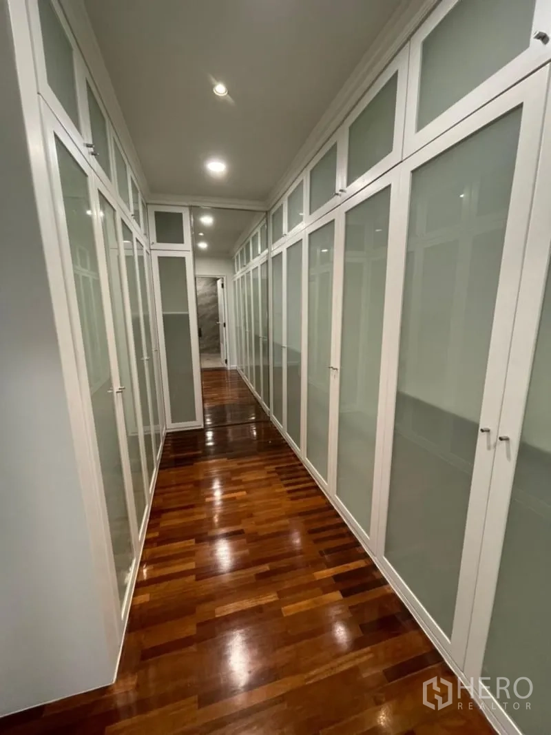 คอนโด ให้เช่าในKhlong Toei, Bangkok - โถงวอล์กอินคลอเซ็ต ตู้บิวท์อินสีขาวบานกระจกฝ้าเรียงยาว