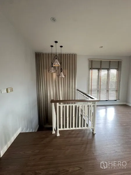 บ้าน ให้เช่าหรือขายในLam Luk Ka, Pathum Thani - โถงบันไดตกแต่งโคมแขวนทรงเรขาคณิต ผนังลอน และมู่ลี่