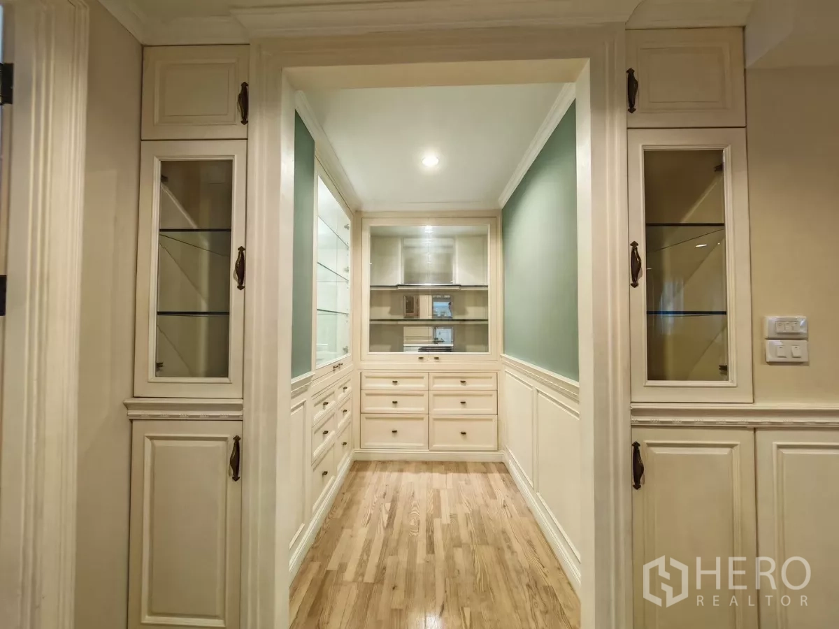 คอนโด ให้เช่าในPathum Wan, Bangkok - โถงพานทรีพร้อมตู้โชว์กระจกและลิ้นชักจำนวนมาก