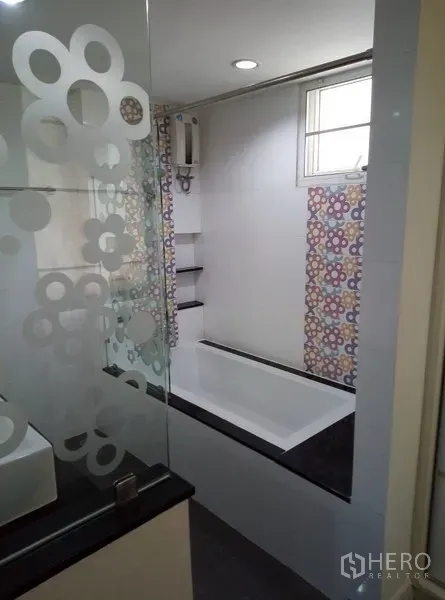 คอนโด ให้เช่าในWatthana, Bangkok - ห้องน้ำพร้อมอ่างอาบน้ำ ฉากกระจกฟรอสต์ และหน้าต่างระบายอากาศ