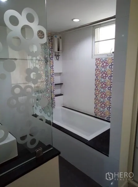 คอนโด ให้เช่าในWatthana, Bangkok - ห้องน้ำพร้อมอ่างอาบน้ำ ฉากกระจกฟรอสต์ และหน้าต่างระบายอากาศ