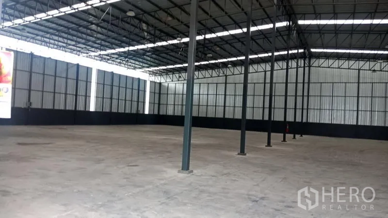 คลังสินค้า ให้เช่าในPluak Daeng, Rayong - ภายในโกดังเพดานสูง โครงสร้างเหล็ก พื้นคอนกรีตโล่ง