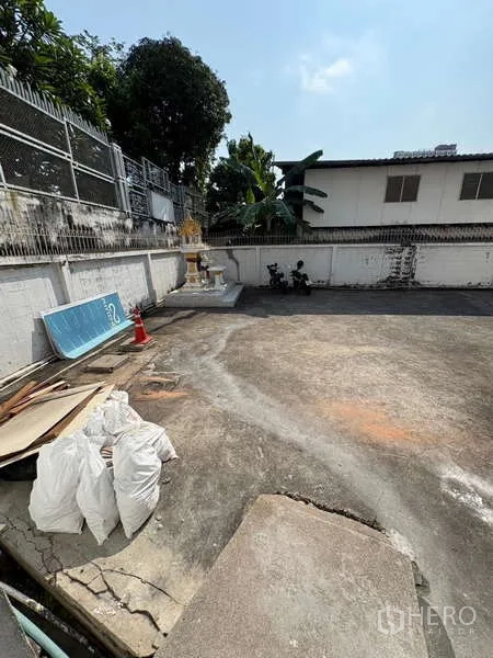 独立商业地产 出租在Khlong Toei, Bangkok - 室外混凝土庭院，带围墙与小神龛。