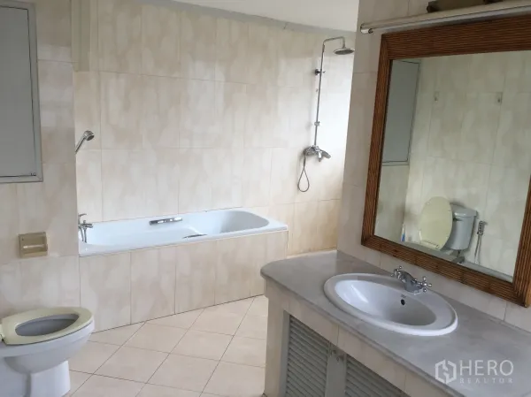 คอนโด ให้เช่าในWatthana, Bangkok - ห้องน้ำกว้าง มีอ่างอาบน้ำ ฝักบัวเรนชาวเวอร์ เคาน์เตอร์อ่างล้างหน้า และโถสุขภัณฑ์