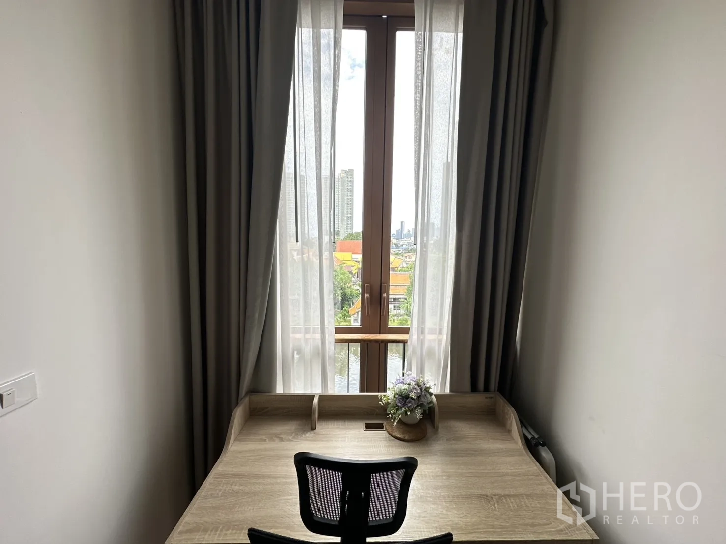 คอนโด for rent in Watthana, Bangkok - มุมทำงานขนาดกะทัดรัดมีโต๊ะทำงานและหน้าต่างชมวิวเมือง