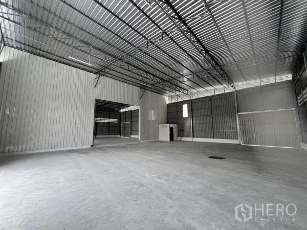 คลังสินค้า ให้เช่าในLam Luk Ka, Pathum Thani - พื้นที่ภายในโกดังโล่ง เพดานทรัสเหล็กสูง พื้นคอนกรีต และห้องบริการกั้นผนัง
