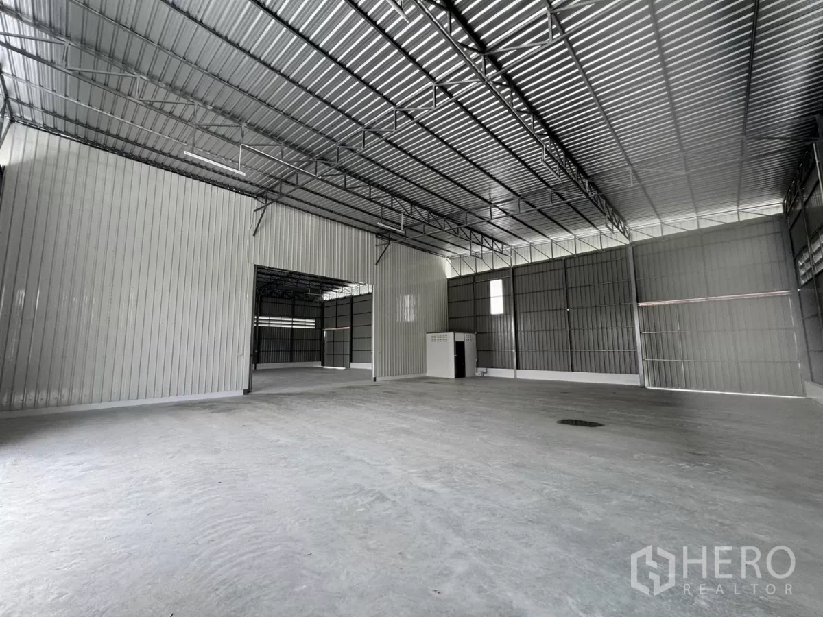 คลังสินค้า ให้เช่าในLam Luk Ka, Pathum Thani - พื้นที่ภายในโกดังโล่ง เพดานทรัสเหล็กสูง พื้นคอนกรีต และห้องบริการกั้นผนัง