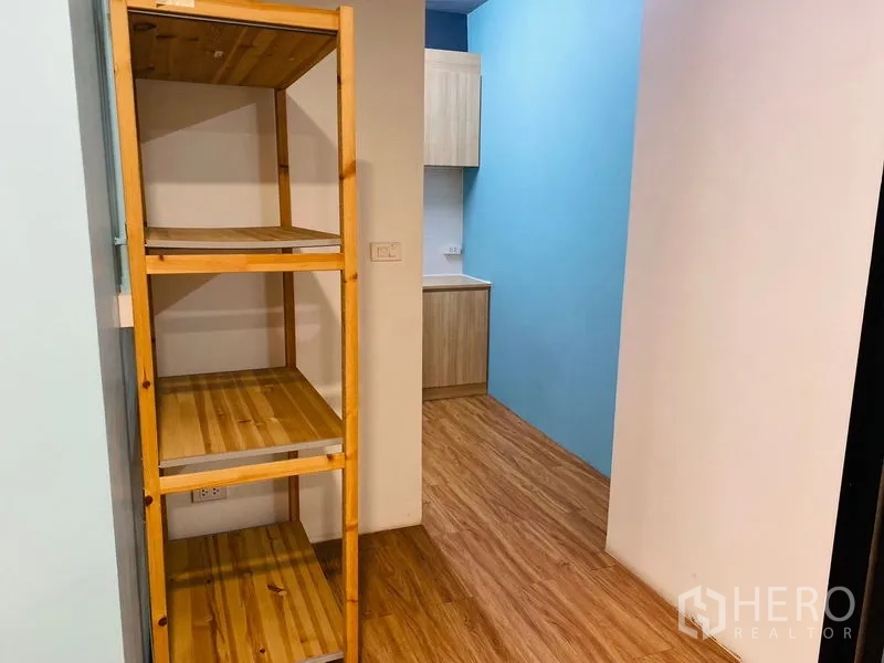 办公空间 出租在Bang Rak, Bangkok - 木质置物架与走廊，通往茶水间