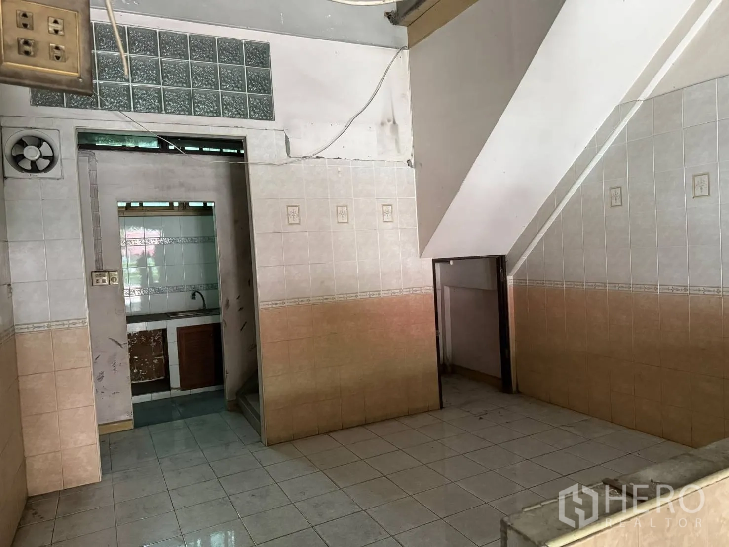 店屋 for rent in Khlong Toei, Bangkok - 后部瓷砖区，设水槽、排风扇与楼梯下空间。