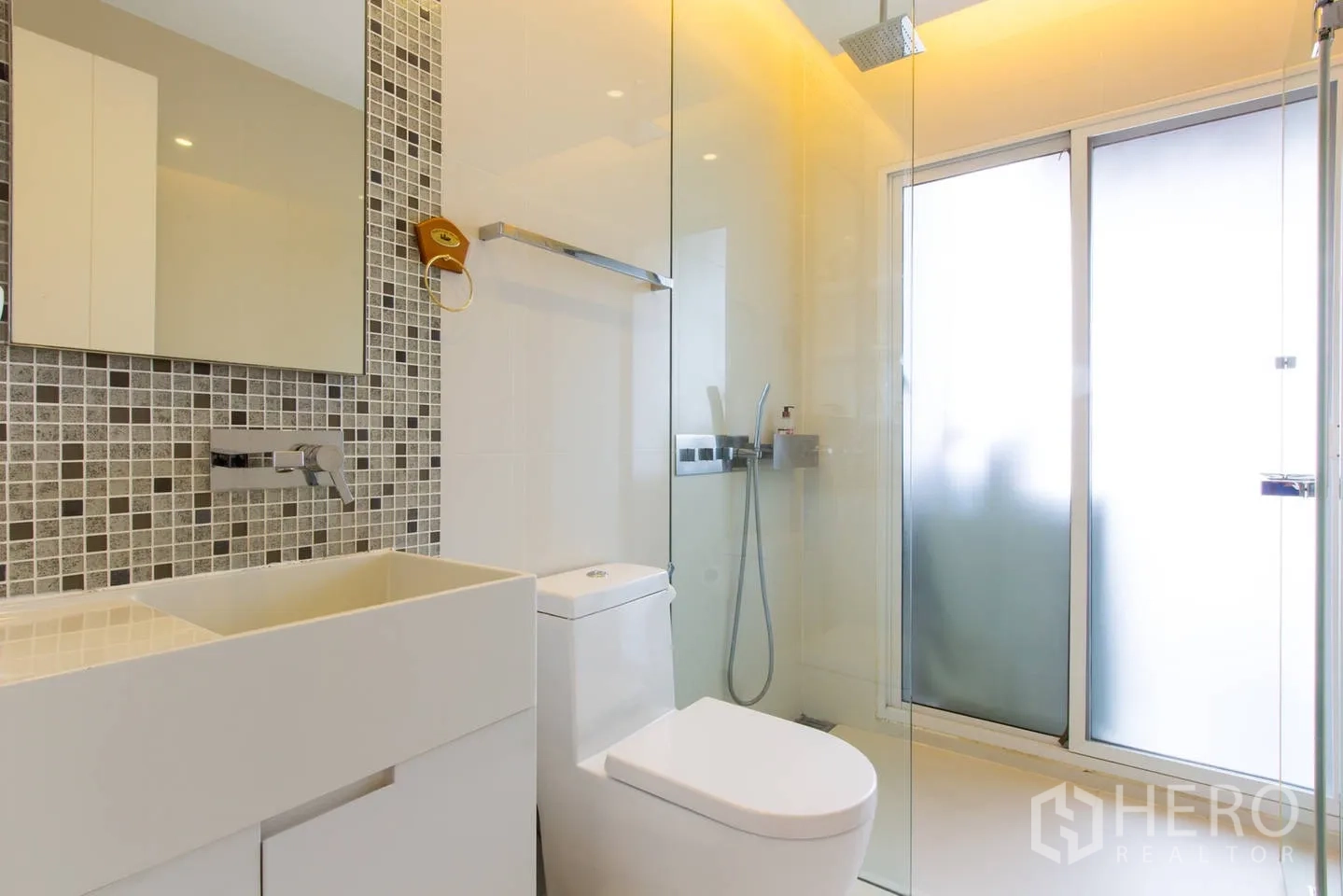 คอนโด ให้เช่าในWatthana, Bangkok - ห้องน้ำสว่าง ชาวเวอร์กระจกแบบเรนชาวเวอร์ อ่างล้างหน้า กระจก และผนังโมเสก