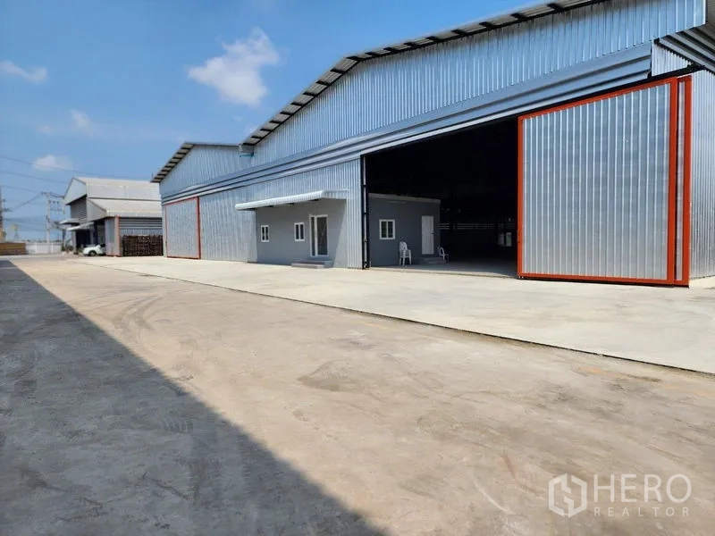 โรงงาน ให้เช่าในMueang Samut Sakhon, Samut Sakhon - มุมมองด้านหน้าโรงงาน เปิดประตูสไลด์ เห็นพื้นที่ลานโหลดกว้าง