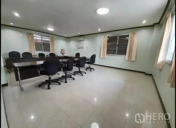工厂 出售在Chon Buri - 宽敞会议室，长会议桌、旋转椅与瓷砖地面
