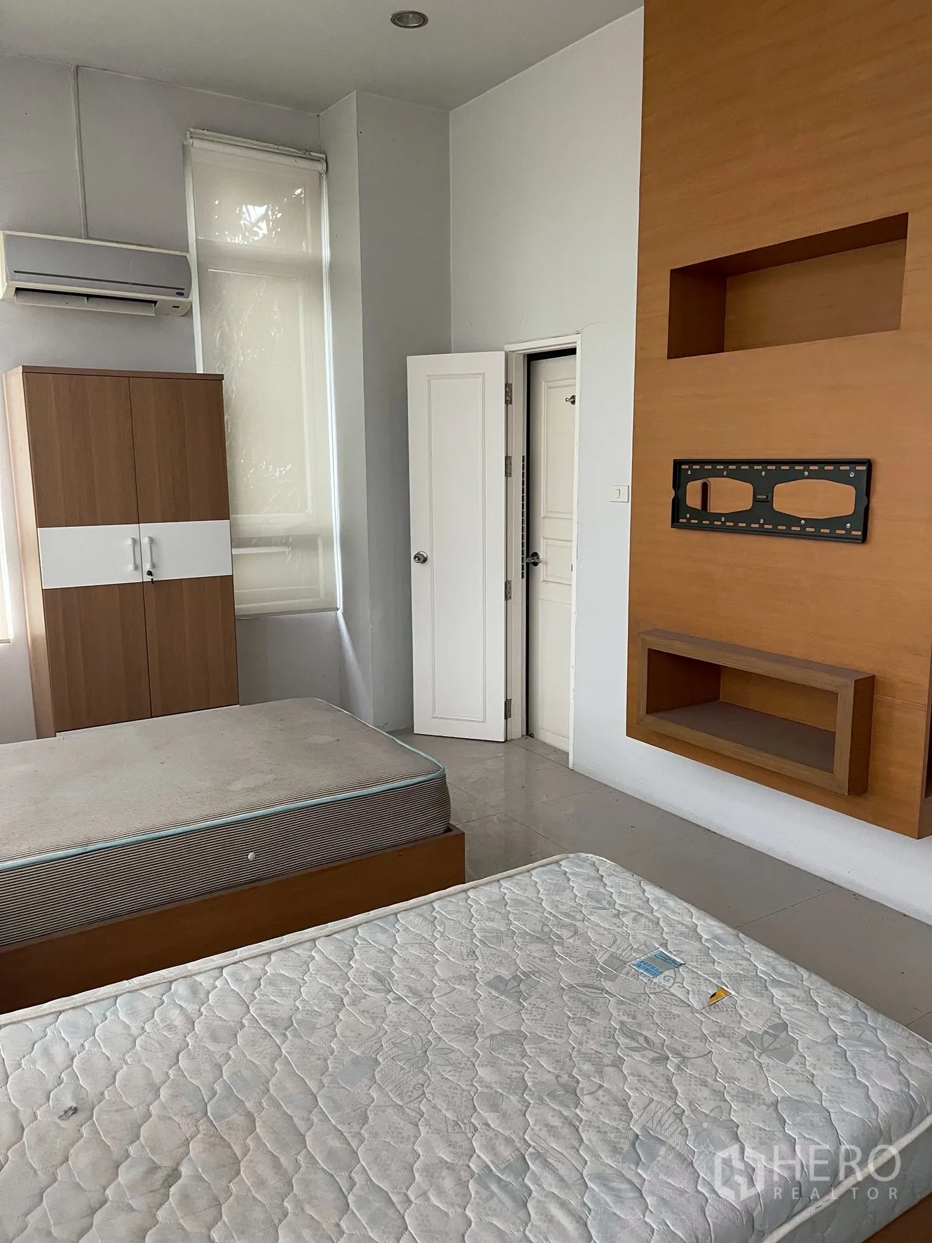 带办公室的家 出租在Wang Thonglang, Bangkok - 卧室或主管办公室，内置墙柜、空调和床垫