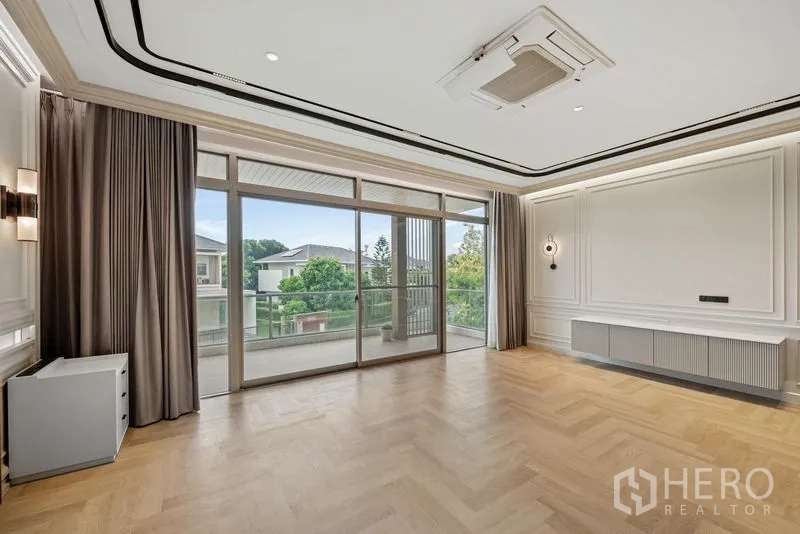 บ้าน ขาย - ห้องนอนใหญ่พื้นปาร์เกต์ลายก้างปลา พร้อมประตูกระจกออกระเบียง