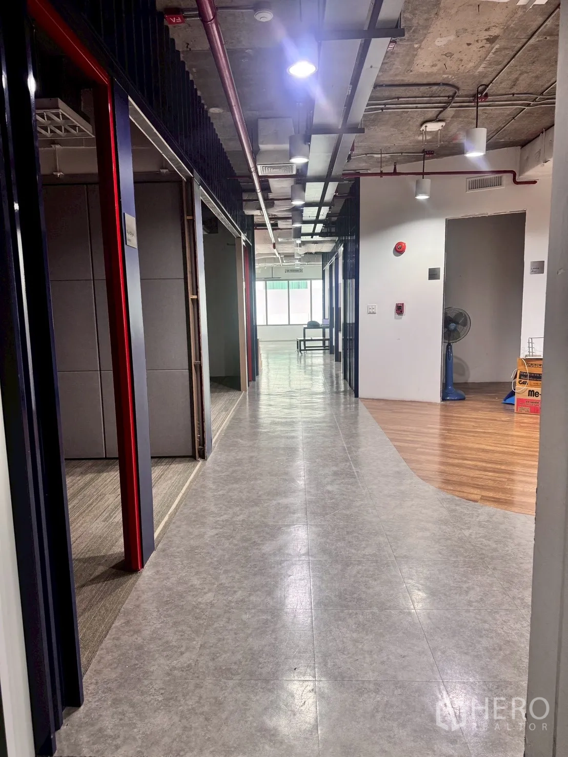 办公室 for rent in Watthana, Bangkok - 走廊两侧为会议/办公间，天花装有照明。