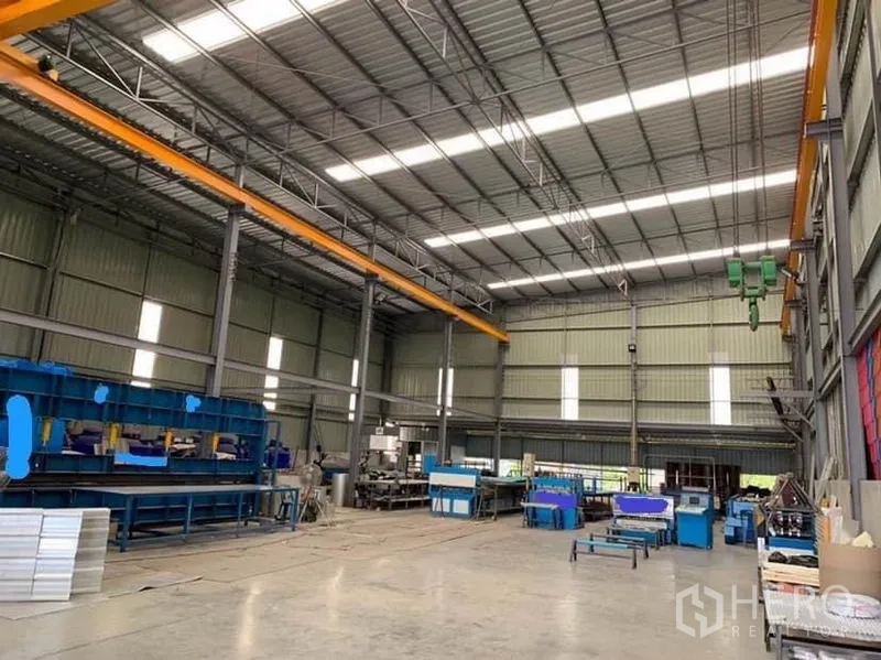 โรงงาน ขายในThanyaburi, Pathum Thani - ฮอลล์การผลิตเพดานสูง โครงเหล็ก มีสกายไลท์และเครนเหนือศีรษะ