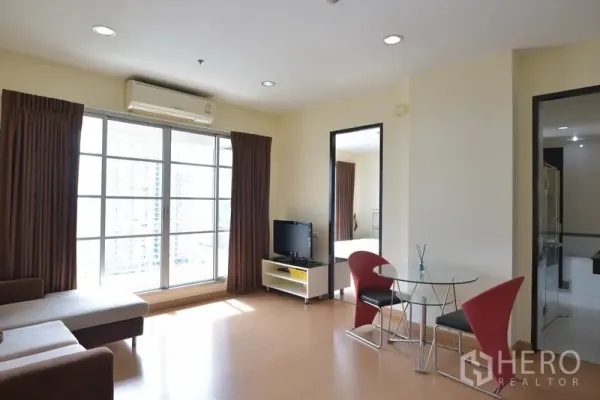 คอนโด ให้เช่าในRatchathewi, Bangkok - พื้นที่นั่งเล่นและรับประทานอาหารกว้าง พร้อมเครื่องปรับอากาศและแสงธรรมชาติ