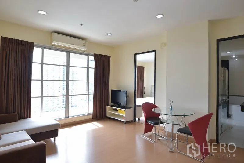 คอนโด ให้เช่าในRatchathewi, Bangkok - พื้นที่นั่งเล่นและรับประทานอาหารกว้าง พร้อมเครื่องปรับอากาศและแสงธรรมชาติ