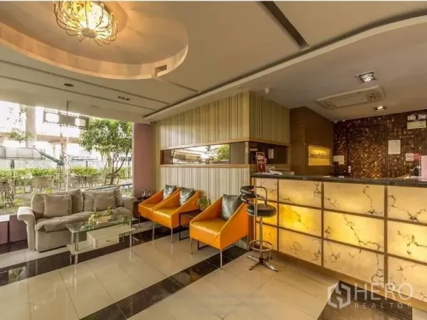 อาคารพาณิชย์ ให้เช่าหรือขายในKhlong Toei, Bangkok - ล็อบบี้ต้อนรับสว่างไสวพร้อมเคาน์เตอร์รีเซ็ปชันเรืองแสงและมุมที่นั่ง