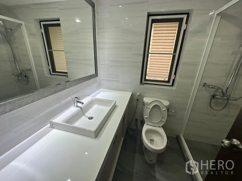 คอนโด ให้เช่าในWatthana, Bangkok - ห้องน้ำพร้อมกระจกบานใหญ่ ฝักบัวแบบแยก และหน้าต่างรับแสงธรรมชาติ