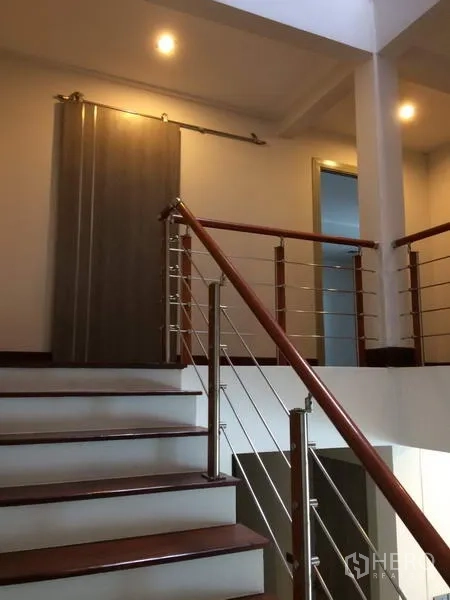 独立式住宅 出租或出售在Khan Na Yao, Bangkok - 木踏步配不锈钢扶手的楼梯通往楼上