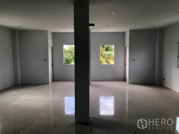 工厂 出租在Khlong Luang, Pathum Thani - 二层办公室空间，亮面地砖与窗户，可眺望绿景。