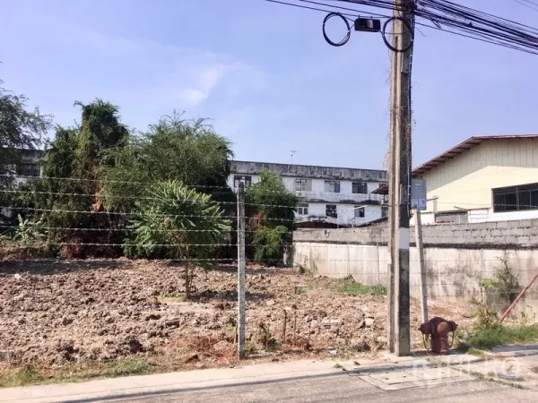 ที่ดิน ให้เช่าในBang Na, Bangkok - มุมถนนหน้าแปลงที่ดินว่าง มีเสาไฟและอาคารข้างเคียง