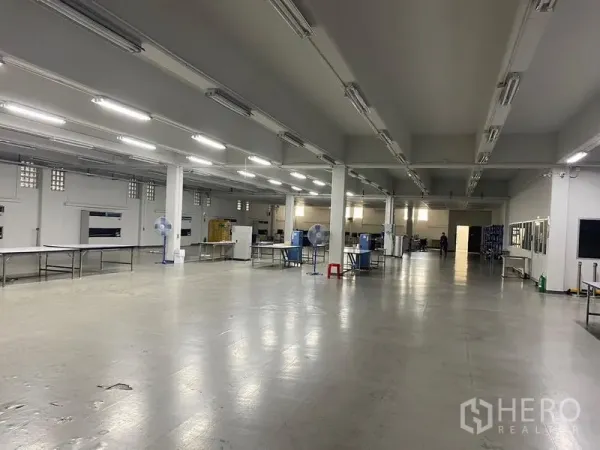 คลังสินค้า ให้เช่าในMueang Samut Prakan, Samut Prakan - พื้นที่ผลิตโกดังโล่งกว้าง เพดานสูง ไฟสว่าง พร้อมเสาโครงสร้างในสมุทรปราการ