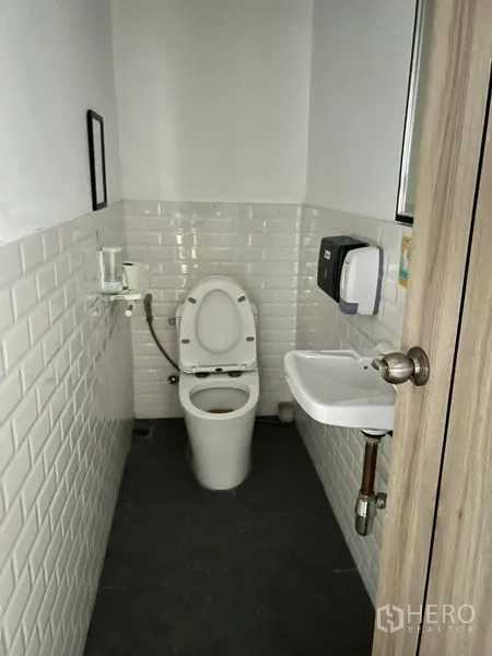 พื้นที่ขายปลีก ให้เช่าในWatthana, Bangkok - ห้องน้ำขนาดกะทัดรัด กระเบื้องซับเวย์สีขาว โถสุขภัณฑ์และอ่างล้างมือ.