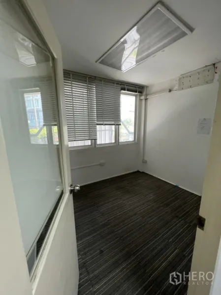 店屋 出租或出售在Watthana, Bangkok - 小型办公室，地毯地面与百叶窗